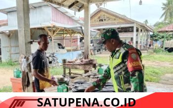 Jaga Stabilitas Harga dan Keamanan” Serma Syafrizal Sapa Pedagang di Pasar Alur Cucur