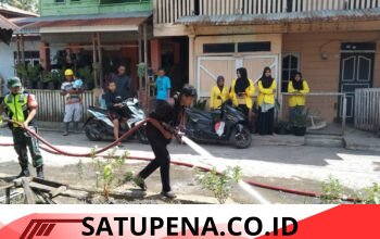 Babinsa Koramil 05/Linge Bersama Warga Gotong Royong Bersihkan Saluran Air di Kute Riyem