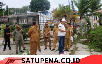 Bupati Tapanuli Utara, Dr. Jonius Taripar Parsaoran Hutabarat, S. Si, M. Si meninjau kondisi Taman Kota dan Tanggul Sungai Aek Sigeaon Lalan Diponegoro serta kawasan perkantoran di sekitarnya .
