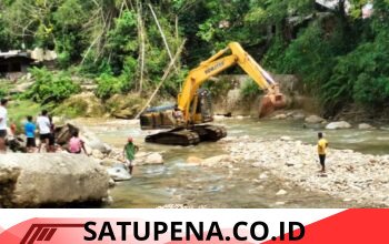 Gotong Royong Bendungan Aek Sarulla yang jebol Angota DPRD Taput Beserta Warga.