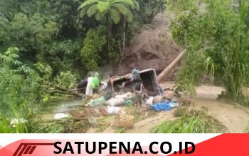 Himbaoan Dari pemkab Tapanuli Utara Waspada longsor di Jalan Nasional Tarutung Sipirok.