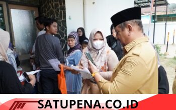 Pastikan Bebas Potongan, Bupati Armia Pahmi Pantau Langsung Pembagian Bantuan Jadup di Kualasimpang