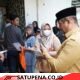 Pastikan Bebas Potongan, Bupati Armia Pahmi Pantau Langsung Pembagian Bantuan Jadup di Kualasimpang