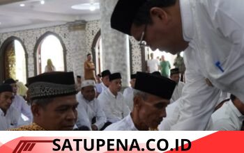 Bupati dan Wakil Bupati Aceh Singkil Peusijuk Jemaah Calon Haji 