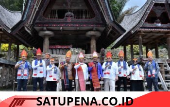 Wamen PPN/Wakil Kepala Bappenas Kunjungi Samosir, Wabup Sambut di Huta Siallagan dan Serahkan Proposal Pengembangan Daya Tarik Wisata Baru