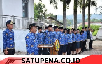 Wabup Samosir Serahkan SK Pensiun 40 PNS, Tekankan Pengabdian dan Kekompakan ASN