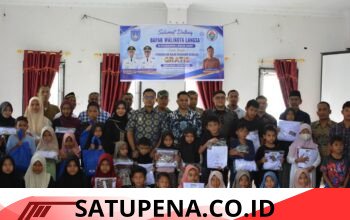Wali Kota Langsa Serahkan Seragam Sekolah Gratis bagi 276 Anak Yatim Piatu di Langsa Barat