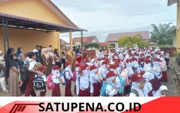 Orang Tua di Aceh Singkil Ramai -Ramai Dampingi Anak di Hari Pertama Sekolah