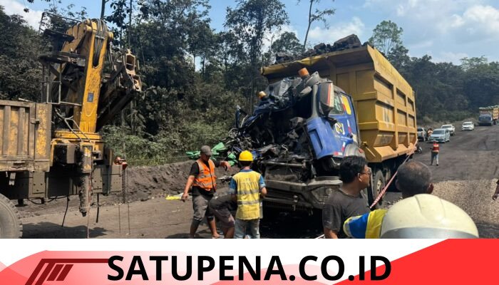 Dump Truck Batu Bara Tabrak Rekannya di Muratara, Sopir Tewas Terjepit Kabin