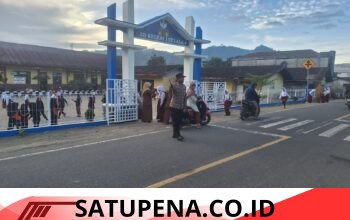 Polsek Celala Hadir di Pagi Hari, Bantu Pelajar Menyeberang dan Jaga Keselamatan Pengguna Jalan