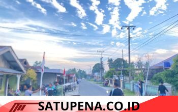 Sambut HUT RI, Warga Desa Blok VI Baru Aceh Singkil Pasang 600 Tiang Bendera Secara Serentak