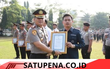 Kapolres Jombang Beri Penghargaan Personel Berprestasi, Tegaskan Komitmen Zero Miras dan Kesiapan Amankan Muktamar NU ke 35