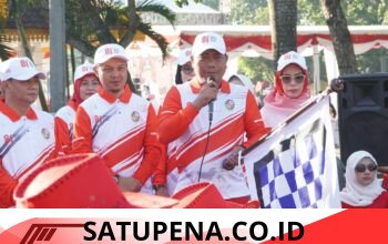 Wakil Bupati Deli Serdang Lepas Gerak Jalan Beregu Semarak HUT ke-81 Kemerdekaan RI