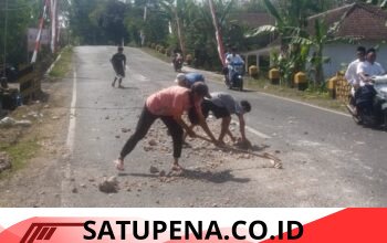 Truk Tambang Diduga Tumpahkan Muatan Batu di Jalan Provinsi, Warga Turun Tangan Bersihkan Demi Keselamatan
