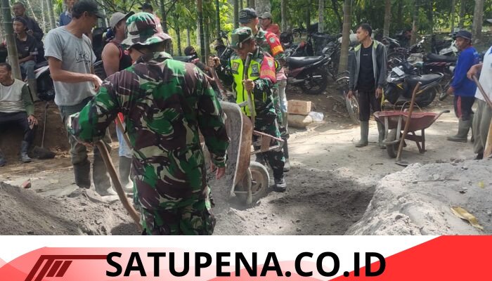 TNI dan Masyarakat Gotong Royong Bangun Jalan Rabat Beton yang Terdampak Longsor di Perbatasan Bener Meriah-Aceh Tengah
