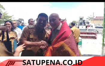 SEKJEN FORKALA TOBA BERSAMA BUPATI SERAHKAN ULOS CENDERAMATA KEPADA SABAM RAJA GUGUK