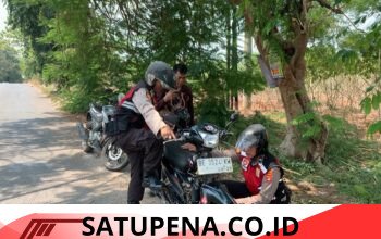 Patroli R2 Sat Samapta Polres Lampung Utara Bantu Warga Kendaraan Mogok di Jalan