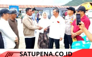 Aparatur dan Masyarakat Simpang Empat Serahkan Bantuan untuk Korban Kebakaran di Jagong Jeget