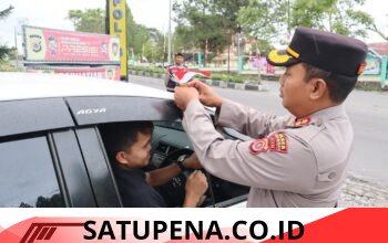 Jelang HUT RI ke-81, Polres Bener Meriah Bagikan 100 Bendera kepada Pengendara