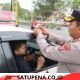 Jelang HUT RI ke-81, Polres Bener Meriah Bagikan 100 Bendera kepada Pengendara