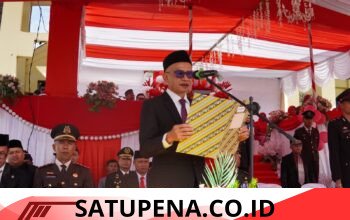 Ketua DPRK Aceh Singkil Baca Teks Proklamasi pada Upacara HUT RI ke 81 di Stadion Kasim Tagok