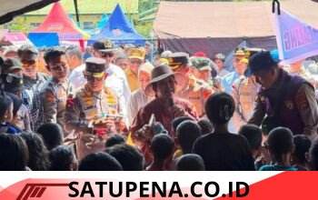 Kapolri Tinjau Pengungsian Korban Gempa NTT, Pastikan Penanganan Bencana Berjalan Optimal