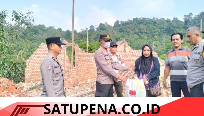 Polres Lubuklinggau Beri Bantuan Warga Terdampak Puting Beliung di Kayu Ara