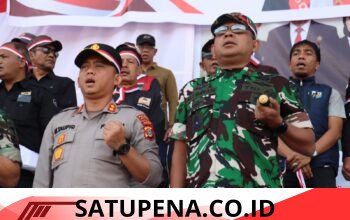 Kapolres Aceh Tengah dan Jajaran Hadiri Apel Kebangsaan dan Deklarasi Damai, Perkuat Komitmen Jaga Kamtibmas  Aceh Tengah — Riuh ribuan penonton yang memadati arena Pacuan Kuda Tradisional Gayo di Lapangan Pacuan Kuda Kampung Belang Bebangka, Kecamatan Pegasing, Aceh Tengah, Minggu (30/8/2026), ditutup dengan pesan persatuan dan komitmen menjaga keamanan.  Sekitar 3.000 penonton, pemerintah daerah, TNI-Polri, panitia, peserta, serta masyarakat mengikuti Apel Kebangsaan dan Deklarasi Damai yang sekaligus menjadi penutup rangkaian pacuan kuda dalam rangka HUT ke-81 Kemerdekaan RI.  Kegiatan yang dimulai pukul 09.00 WIB itu menjadi momentum untuk menegaskan bahwa tradisi dan olahraga khas masyarakat Gayo dapat terus dilestarikan tanpa mengesampingkan keamanan, ketertiban, dan sportivitas.  Sejumlah pejabat turut hadir, di antaranya Danrem 001/Lilawangsa Brigjen TNI Ali Imran, Ketua KONI Pusat Letjen TNI (Purn) Marciano Norman, Bupati Aceh Tengah Haili Yoga, Wakil Bupati Muchsin Hasan, Kapolres Aceh Tengah AKBP Muhamad Taufiq, serta jajaran Forkopimda dan pejabat terkait.  Deklarasi damai dibacakan Ketua PETA Aceh Tengah Helmia. Deklarasi tersebut berisi komitmen bersama untuk menjaga persatuan, keamanan, ketertiban, dan sportivitas, sekaligus menolak keributan, provokasi, maupun tindakan yang berpotensi memicu konflik.  Bupati Aceh Tengah Haili Yoga mengapresiasi seluruh pihak yang telah berperan menjaga rangkaian pacuan kuda tetap kondusif, mulai dari masyarakat, panitia, peserta, pemilik kuda, joki, hingga aparat keamanan.  “Menang atau kalah merupakan bagian dari pertandingan. Yang paling utama adalah menjaga persaudaraan dan nama baik daerah,” ujar Haili Yoga.  Ketua KONI Pusat Letjen TNI (Purn) Marciano Norman mengingatkan agar deklarasi damai tidak berhenti sebagai seremoni. Menurutnya, komitmen tersebut harus diwujudkan melalui sikap bersama untuk menolak provokasi, berita bohong, ujaran kebencian, intoleransi, dan berbagai tindakan yang dapat memecah persatuan.  Marciano Norman kemudian secara resmi menutup Pacuan Kuda Tradisional Gayo dalam rangka HUT ke-81 Kemerdekaan RI.  Kapolres Aceh Tengah AKBP Muhamad Taufiq, S.I.K., M.H., melalui Kasi Humas AKP Rasimin, mengatakan situasi aman selama kegiatan tidak terlepas dari sinergi TNI-Polri, pemerintah daerah, panitia, peserta, dan masyarakat.  “Pengamanan tidak hanya memastikan kegiatan berjalan tertib, tetapi juga memberikan rasa aman kepada masyarakat sejak kegiatan berlangsung hingga seluruh rangkaian berakhir,” kata Rasimin.  Ia menambahkan, partisipasi masyarakat dalam menjaga ketertiban menjadi salah satu kunci penting dalam pengamanan kegiatan yang melibatkan ribuan orang.  Apel Kebangsaan, Deklarasi Damai, dan penutupan pacuan kuda selesai sekitar pukul 10.30 WIB. Seluruh rangkaian kegiatan berlangsung aman, tertib, dan lancar.  Selain menjadi ajang pelestarian budaya Gayo, kegiatan tersebut menunjukkan bahwa tradisi, olahraga, dan semangat kebangsaan dapat berjalan beriringan dalam suasana aman dan damai.