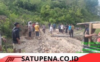 PT THL Gotong Royong Perbaikan Jalan Bersama Mitra dan Warga Atu Payung.