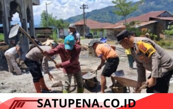 Polsek Pegasing Bersama Warga Gotong Royong Bangun dan Bersihkan Masjid di Kampung Suka Damai