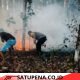 Bhabinkamtibmas Polsek Terbanggi Besar Gerak Cepat Padamkan Kebakaran Lahan di Bandar Jaya Timur