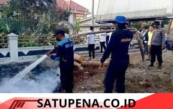 Tanggap Darurat, Mobil AWC Polres Lampung Tengah Bantu Damkar Jinakkan Kebakaran Lahan di Samping Gedung DPRD