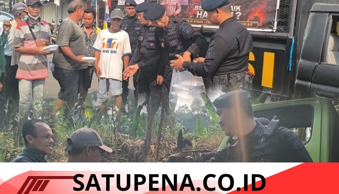 JUMAT BERKAH, SATBRIMOB POLDA SUMSEL BATALYON B PELOPOR HADIR BERBAGI UNTUK MASYARAKAT