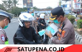 Antisipasi Abu Vulkanik Anak Krakatau, Polres Lampung Utara Bagikan Masker ke Warga