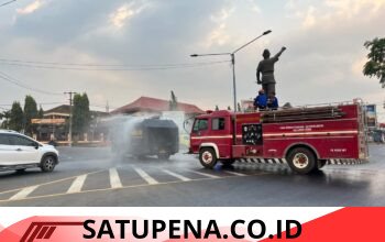 Polres Lampung Utara Siram Jalan Protokol Guna Kurangi Debu Vulkanik Anak Krakatau