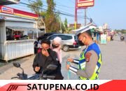 Antisipasi Abu Vulkanik Gunung Anak Krakatau, Polres Tubaba Bagikan Masker Gratis ke Warga