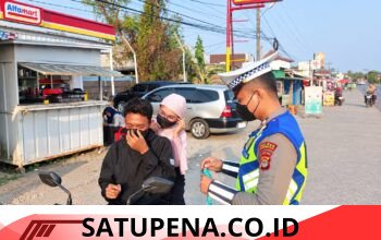 Antisipasi Abu Vulkanik Gunung Anak Krakatau, Polres Tubaba Bagikan Masker Gratis ke Warga