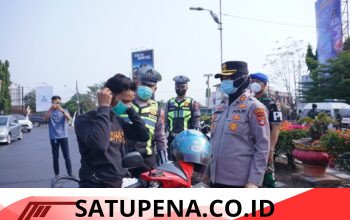 Antisipasi Erupsi Anak Krakatau, TNI-Polri Bagikan Masker Gratis di Lampung Utara