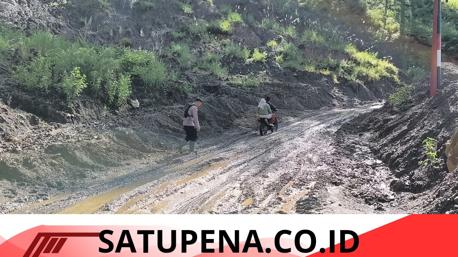 Polisi di Aceh Tengah Turun ke Jalur Longsor, Amankan dan Lakukan Pengaturan Arus Lalulintas Jalan Takengon-Bintang