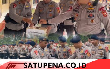 Kamis Sedekah, Personel Batalyon B Pelopor Berbagi Rezeki untuk Masyarakat