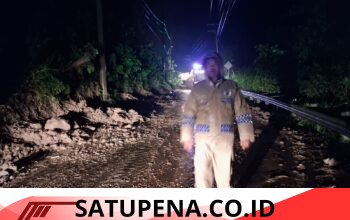 Longsor Tutup Jalan Takengon–Angkup Aceh Tengah, Polisi dan BPBD Bergerak Cepat Bersihkan Material Arus Lalulintas Kembali Normal