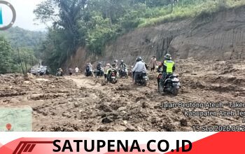 Jalan Provinsi Sulit Dilalui Akibat Hujan, Babinsa Koramil 10/Celala Turun Bantu Warga