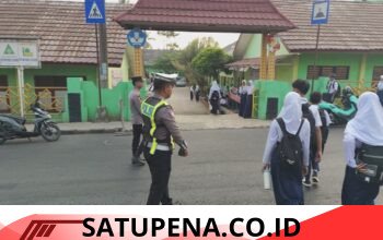 Melayani Sepenuh Hati, Personel Polres Lampung Utara Gatur Lalu Lintas dan Bantu Pelajar Menyeberang