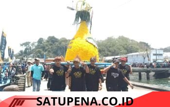 Petik Laut ke-56 Sendangbiru Meriah, Tumpeng Raksasa dan Hasil Bumi-Laut Dilarung ke Tengah Samudra
