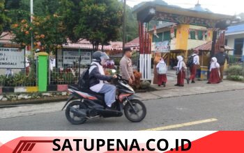 Saat Pagi Padat, Polres Aceh Tengah Hadir Bantu Warga Menyeberang dan Jaga Keselamatan