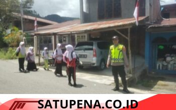 Pelayanan Pagi Polsek Bintang Bantu Seberangkan Anak Sekolah dan Atur Arus Lalu Lintas