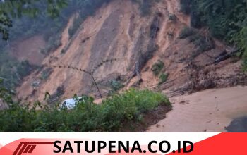 Longsor Tutup Total Jalan Peureulak-Lokop di Bukit Mancang