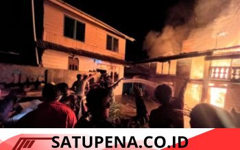 Kebakaran Dua Rumah di Takengon Timur, Babinsa Koramil 01/Lut Tawar Turun Padamkan Api