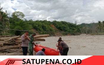 Aksi Babinsa Koramil 05/Linge dan Bhabinkamtibmas Polsek Linge Pasang Seling Dan Perahu Fiber di Sungai Reje Payung