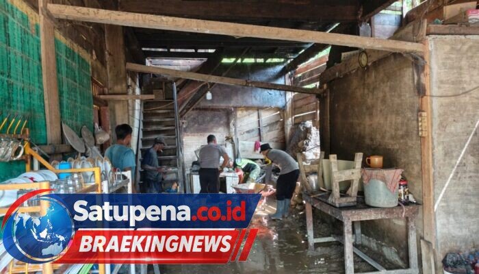 Polisi Bersama Masyarakat, Polsubsektor Rusip Antara dan Babinsa Bersihkan Lumpur yang Menimbun Dapur Rumah Warga